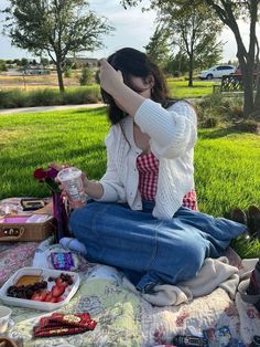 vintage americana. picnic. Old Americana Outfits, Vintage Americana Aesthetic Outfit, Vintage Americana Summer, Coquette Americana Aesthetic Outfit, Vintage Americana Outfits, Americana Aesthetic Outfit, Vintage Americana Coquette Outfit, Vintage Americana Aesthetic Lana Del Rey, Vintage Americana Coquette