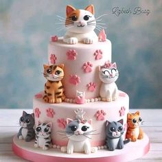 there are many cats on top of this cake