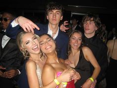 Prom, prom dresses, prom photo inspo, formal, sparkly dress, group photos. Noah Flynn And Elle Evans, Aesthetic Big House, The Kissing Booth Movie, Kissing Booth Movie, Prom Uk, Joel Courtney, Noah Flynn, Hoco Pics