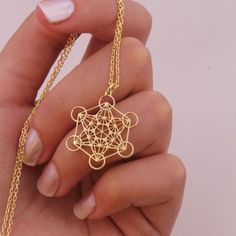 Significado del cubo Metatron y 8 usos que puedes darle Spiritual Jewelry Gold, Modern Pendant Jewelry, Mystic Jewelry, Geometry Jewelry, Sacred Jewelry, Ethiopian Jewelry, Metaphysical Jewelry, Metatrons Cube