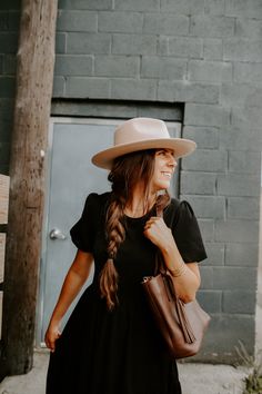 Simple black dress outfit. Gigi pip hat. Leather bag. Simple Black Dress Outfit, Black Dress Outfit, Gigi Pip, Outfit Classic, Classic Outfit, Simple Black Dress, Black Dress Outfits, Bag Style, Classic Outfits