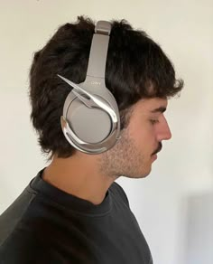 Created by tiktok : tommy.blend Headphone Attachment, Sony Xm4, Headphone Decoration, Custom Headphones, Men's Piercings, Music Listening, Sony Headphones, Retro Gadgets, Headphones Design