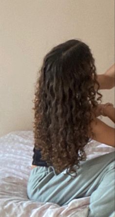 Brown Curly Hair Girl, Girl With Brown Curly Hair, Curly Hair Brunette, Slightly Curly Hair, Curly Dark Brown Hair, Brunette Curly Hair, Long Layered Curly Hair, Curly Brown Hair, Curly Afro Hair