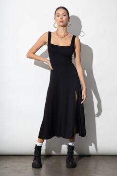 Long Black Casual Dress, Casual Long Dresses For Work, Black Long Dress Casual, Midi Black Dress Outfit, Casual Long Black Dress, Black Long Dress Outfit, Casual Midi Dress Outfit, Casual Black Midi Dress, Mid Size Dress