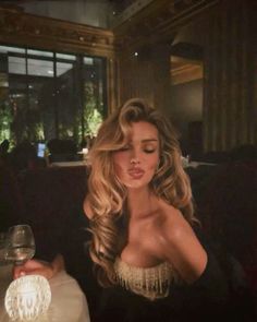 Glam Hair Aesthetic, Blow In Hair, Classy Curled Hair, Messy Chic Hair, Pin Curled Hair, Teased Curled Hair, Bouncy Wedding Hair, Hair For Gala Event, 80s Model Aesthetic