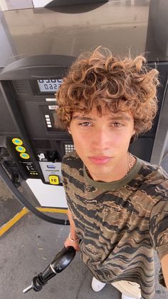 Haircuts Thick Curly Hair, Brown Hair Male, Surfer Hair, Men Haircut Curly Hair, Brown Curly Hair, Italian Boys, Mens Hairstyles Thick Hair, Wavy Hair Men