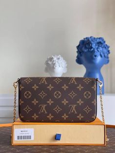 The Félicie Pochette in Monogram canvas is decorated with a print of Louis Vuitton's Vivienne mascot on Hollywood Drive, with its LV Diner, palm trees, and famous California bear in a convertible. This seasonal Félicie also features two removable pockets and can be carried as a clutch or on the shoulder or cross-body. DETAILED FEATURES 21 x 12 x 3 cm (Length x height x width ) Fuchsia Pink Monogramted canvas Textile lining Gold-color hardware Press-stud closure Large compartment Removable zipped pocket Removable flat pocket with 8 card slots Inside flat pocket Chain: Removable Chain Drop: 53.0 cm This reference is either Made in France, Spain, Italy or in the US. Life is too short to live without the Louis Vuitton Felicie Pochette Bag. Be happy. Be Content. Be Satisfied. Felicie Pochette, Louis Vuitton Felicie Pochette, Louis Vuitton Felicie, California Bear, Pink Monogram, Coach Bag, Isle Of Man, Diaper Backpack, Casual Backpack