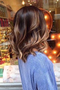 Oi, seus lindos, tudo bem?! No post de hoje vou falar sobre a tendência Caramel Balayage, que me lembra aquelas balinhas deliciosas de caramelo, sabem?! hahaha E claro, tem... Brunette Ombre, Brunette Balayage, Wavy Hairstyles, Medium Hairstyles, Winter Hair Color, Balayage Brunette, Short Hairstyle, Winter Hairstyles