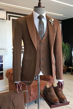 Shop for Charles Newest Brown 3 Piece Point Lapel Mens Business Suit in BradyMensuit at best prices.Find the best Gold Brown Peaked Lapel slim fit blazers with affordable price. Brown Suits For Men, Brown Tuxedo, Blazer Waistcoat, Stylish Mens Suits, Men's Business Suits, Brown Suit, Suits Men Business, Classy Suits, Dress Suits For Men