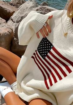 White Preppy American Flag Sweater Flag Sweater, American Flag Sweater, Skandinavian Fashion, Sweater Layering, Sweater Oversize, Comfortable Sweater, School Looks, Stylish Sweaters, Drop Shoulder Sweaters