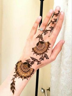 Hand Mehendi, Tato Henna, Henna Tattoo Designs Hand, Latest Henna Designs, Very Simple Mehndi Designs, Simple Mehndi Designs Fingers, Engagement Mehndi Designs, Full Mehndi Designs, Latest Bridal Mehndi Designs