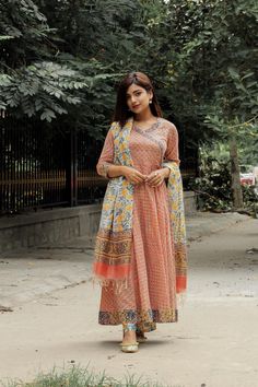 Angrakha Style Kurta, Salwar Kurti, Dupatta Styling, Kalamkari Dupatta, White Dupatta, Kurta And Palazzo, Simple Kurti, Dupatta Style, Stylish Gown