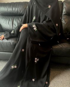 Embroidered Abaya Designs, New Abaya Designs Dubai 2024, Abaya Fashion Dubai 2024 Latest, Abayas Outfit, Black Abaya Aesthetic, Abaya Designs Black, Abaya Embroidery Design, Beautiful Abaya Designs, Black Abaya Designs Dubai Style