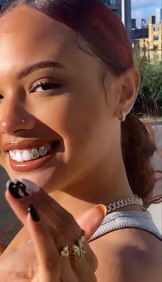 Grill Inspiration Teeth, Women Grills Teeth, Black Girls With Grills, Silver Grillz For Females, Cute Grills For Women, Grillz For Females, Girls With Grills, Gold Tooth Cap, Gold Teeth Grills