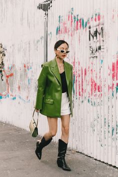 Ultimate Capsule Wardrobe, Walking Down The Street, Mode Inspiration, Winter Fashion Outfits, Green Jacket, Green Leather, Outfits Casuales