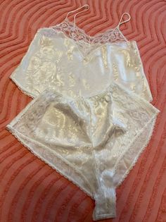 VTG 'DEENA' 2 PIECE SLEEP SET WHITE SZ. MED. CAMI TOP TAP PANT BOTTOM EXC. LACE Sleepwear Sets With Lace Trim, Lace Sleep Sets With Lace Trim, Lace Sleepwear Sets With Lace Trim, Lace Loungewear Sets With Lace Trim, White Matching Set Sleepwear, Fitted Lace Trim Sleepwear Set, White Fitted Sets With Lace Trim, Fitted White Sets With Lace Trim, Fitted White Set With Lace Trim