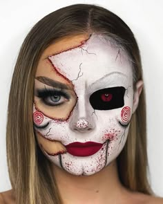 Detailed Halloween Makeup, Fantasy Halloween Makeup, Spooky Halloween Makeup Looks, Full Face Halloween Makeup, Easy Artistic Makeup Ideas, Scary Halloween Makeup Women, Hallowing Makeup, Ghost Face Makeup Halloween, Creative Makeup Ideas Art