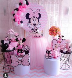 a minnie mouse birthday party with pink and black decorations