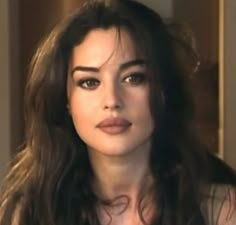 Belluci Monica Style, 90s Beauty Standards, Monica Belluci Makeup Look, Monica Belluci Icon, Maty Huitrón, Monica Belluci Face, 90s Monica Bellucci, 90s Model Makeup, Monica Belluci Aesthetic