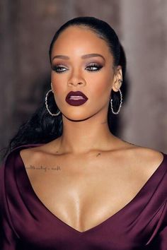 Oxblood Lipstick, Rihanna Makeup, Lipstick Dark Red, Red Lipstick Matte, Maquillage On Fleek, Dark Red Lips, Smokey Eye Tutorial, Makeup Eraser, Beauty Make-up