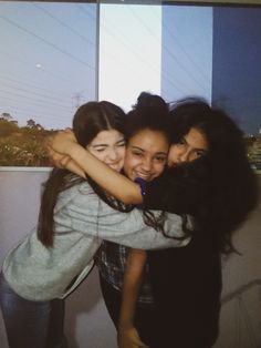 Three friends
Vintage girls
That girls
Good vibes
Três amigas
Squad
Trio de amigas
Best friend
Poses Photo Idea For 3 Friends, 3 Person Photo Poses, Cute Trio Photos, Trio Pics To Recreate, 3 People Photos, Trio Bestie Poses, Picture Poses For 3 Friends, Photo Poses 3 Friends, Pose Ideas For Trio