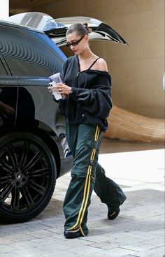 Trendy Sweatpants Outfit, Trendy Athletic Outfits, Hailey Justin, Travel Outfits For Women, Trendy Sweatpants, Fendi Boots