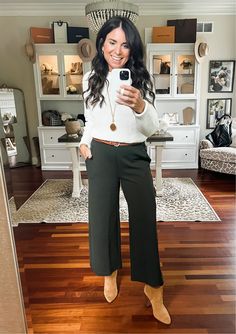 Office Wide Leg Pants Outfit, Fundraiser Outfit Casual, Black Flair Pants Outfits Work, Cold Weather Teacher Outfits, Casual Street Style 2023, Business Lunch Outfit, Black Cropped Pants Outfit, Wide Leg Cropped Pants Outfit, Cropped Wide Leg Pants Outfit