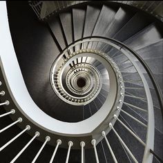 a spiral staircase is seen from the top down