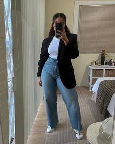 Trousers With Slits Outfit, Casual Outfits 60 Degrees, Button Up Shirt With Sneakers Women, Casual Outfits Black Women Winter, Black Women Casual Outfits Street Style, Smart Casual Outfit Black Women, Curvy Jeans Outfit Casual, Fall Outfit Inspo 2023 Midsize, Summer Office Outfits Midsize