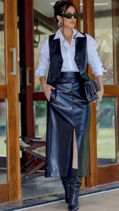 Leather Skirts With Boots, Cream Skirt Outfit Winter, Leather Midi Skirt Outfit, Long Leather Skirt Outfit, Black Leather Skirt, Stylish Winter Outfits, Winter Fashion Outfits Casual, Daily Outfit Inspiration