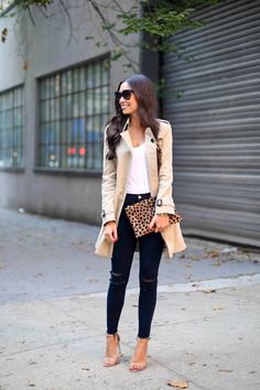 Cute ensemble. Khaki/Beige trench coat, white tee, black denim or pleather pants and single-strap sling back heel <3 November Outfits, Coat Outfit, Classic Trench Coat, Blazer Beige, Looks Street Style, Nude Heels