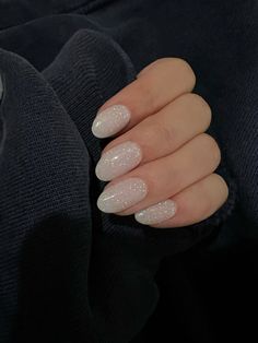 White Sparkly Acrylic Nails, White Sparkly Nails, Sparkly Acrylic Nails, Unghie Sfumate, Milky Nails, Formal Nails, Glittery Nails, Sparkly Nails, Oval Nails