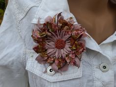 Spring Flower Brooches With Flower Decoration, Fabric Jeans, Denim Wedding, Fabric Flower Pins, Rustic Dresses, Shabby Chic Flowers, Denim Crafts Diy, Upcycled Bag, Fabric Brooch