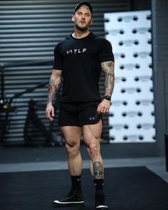 Gym Shorts Outfit, Fashion Models Men, Mens Shorts Outfits, Fitness Photography, Cool Outfits For Men