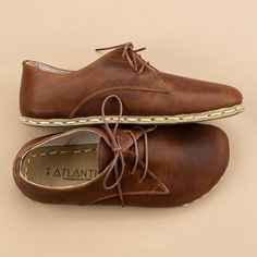 Our Atlantis Handmade Women's Lion Oxford shoes combine high-quality leather and traditional shoemaking skills. It is only through our know-how and belief in barefoot shoes, a wealth of experience, and the best materials that we are able to create this unique and top-quality shoe. Barefoot Sandals Women, Hair Doos, Barefoot Boots, Black Boots Men, Shearling Slippers, Know How, Brown Oxfords, Shoes Stand, Minimalist Shoes