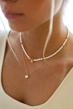 KAI PEARL NECKLACE Beachy Pearl Necklace, Gold Necklace Stack Ideas, Cute Necklace Stacks, Waterproof Gold Jewelry, Summer Jewelry Silver, Gold Summer Jewelry, Summer Necklace Ideas, Cali Fits, Beachy Necklaces