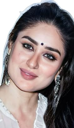 Classic Indian Makeup, Makeup Ideas Indian Skin, Desi Light Makeup, Kareena Kapoor Kajal Eyes, Kohl Makeup Looks, Kohl Eyes Aesthetic, Kareena Kapoor Makeup Looks, Kareena Kapoor Eye Makeup, Bollywood Makeup Tutorial