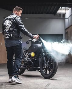 Light it up! - Follow @cafesofinsta | @blackgoldmoto - Build: @arjanvandenboom Lens:... Bmw R100, Cafe Bike, Cafe Racers, Mini Bike, Route 66