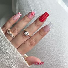 Winter Nails 2024-2025: Trendy Designs for the Season Elegant Acrylic Nails, Square Christmas Nails, Christmas Art Ideas, Trendy Winter Nails, Neutral Nail Designs, Festive Manicure, New Years Eve Nails, December Nails