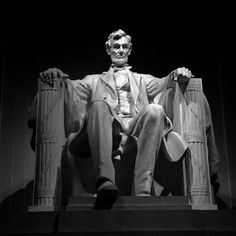 the lincoln memorial with abraham lincoln statue in black and white