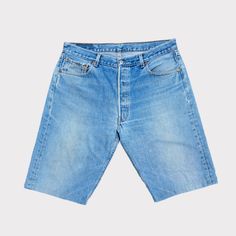 excellent general condition, washed and sanitized product ESSENTIAL MEASUREMENT CHECK fits w.34/35 measured flat waist 44 cm waist circumference 89 cm total length 58 cm internal length starting from the crotch 31 cm leg width 34 cm Levi 501 Shorts, 501 Shorts, Waist Circumference, Levis 501, Short Outfits, Vintage 90s, Mens Shorts, Levi's, Mens Outfits