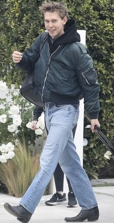 Austin Butler Fashion, Austin Butler Street Style, Austin Butler Outfits, Austin Butler Style, Levis 501 Outfit, Butler Outfit, Mens Linen Outfits, Celebrity Boots, Estilo Country