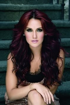 Puedes disfrutar del cabello morado en una manera sutil. Reverse Ombre Hair, Black Cherry Hair Color, Black Cherry Hair, Burgundy Hair Color, Cherry Hair Colors, Dark Red Hair Color, Shades Of Red Hair, Cherry Hair, Look Rose