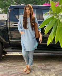 Travel Dresses For Women, Urwa Hocane, Travel Dresses, Simple Kurta Designs, Long Kurti Designs, Casual Indian Fashion, Women In India, Pakistani Fashion Casual, Salwar Kamiz