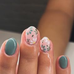 Boho Floral Nails, Giving Birth Nails, Nail Styles 2024, Fall Nails Floral, Simple Floral Nail Designs, Fun Neutral Summer Nails, Simple August Nails, August Nails Ideas Short, At Home Gel Nails Designs