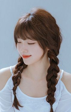 Vous manquez d'inspiration pour votre coiffure de rentrée ? Nous avons sélectionné 25 mises en beauté grâce auxquelles vous serez parfaite.… Korean Hairstyle Long, Chignon Simple, Korean Hairstyles Women, Hair Drawing, Hairstyles Women, Lace Hair, Asian Hair