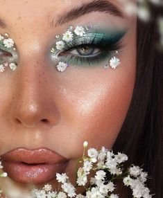 Flower Top Aesthetic, Unique Wedding Makeup Looks, Flowers Makeup Look, Dried Flower Makeup, Midsommar Makeup, Mint Makeup Looks, Flower Make Up, Makeup With Flowers, Floral Makeup Looks