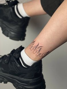 Огненное тату Fire Ankle Tattoo, You Vs You Tattoo, Tattoos With Fire, Fire Sign Tattoo, Around The Knee Tattoo, Legs Tattoos, Tattoo Fire, Wrap Around Wrist Tattoos, Cute Simple Tattoos