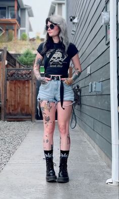 Goth Shorts Outfits, Edgy Outfits Summer, Elder Emo Fashion, Halloween Fashion Outfits, Summer Grunge Outfits, Looks Com Short, Elder Emo, Rocker Chick