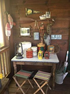 Antique Cabin Decor, Fishing Camp Decorating Ideas, Vintage Camp Bedroom, Summer Camp Cabin Decor, Outdoorsman Nursery, Vintage Camping Decor, Vintage Camping Aesthetic, Cabin Porch Decor, Camping Display